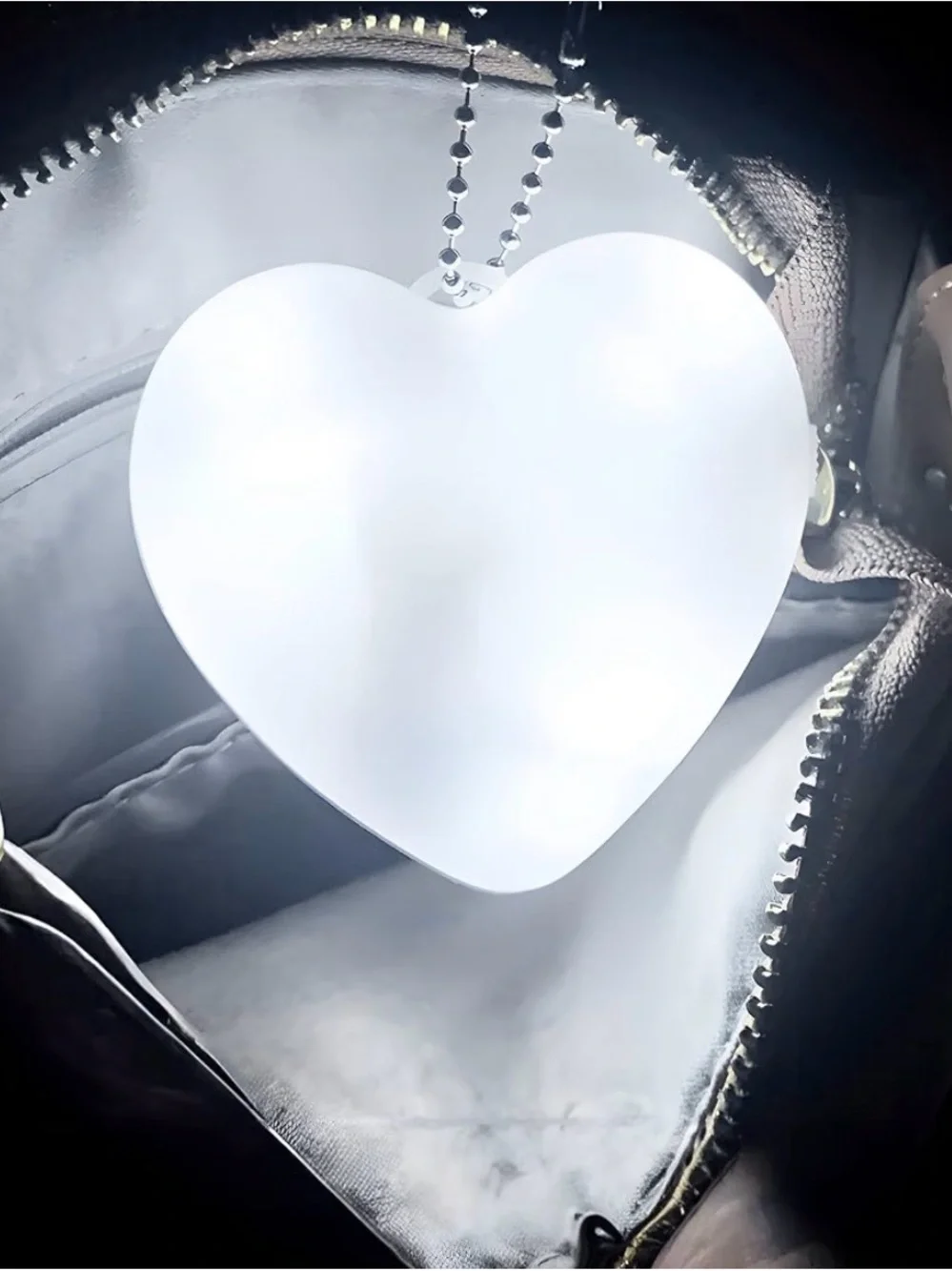 White Heart-Shaped LED Key Chain  Light - NWT BOXED GREAT 🎁